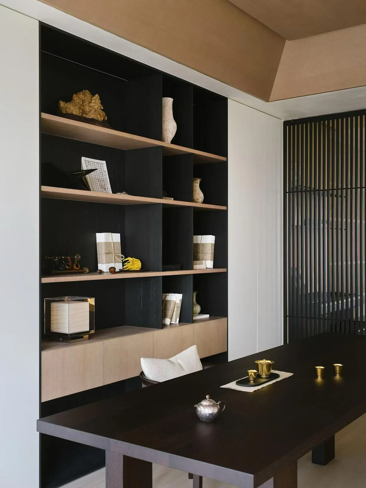 Built-in display cabinet with timber shelves and black backing by Takumi