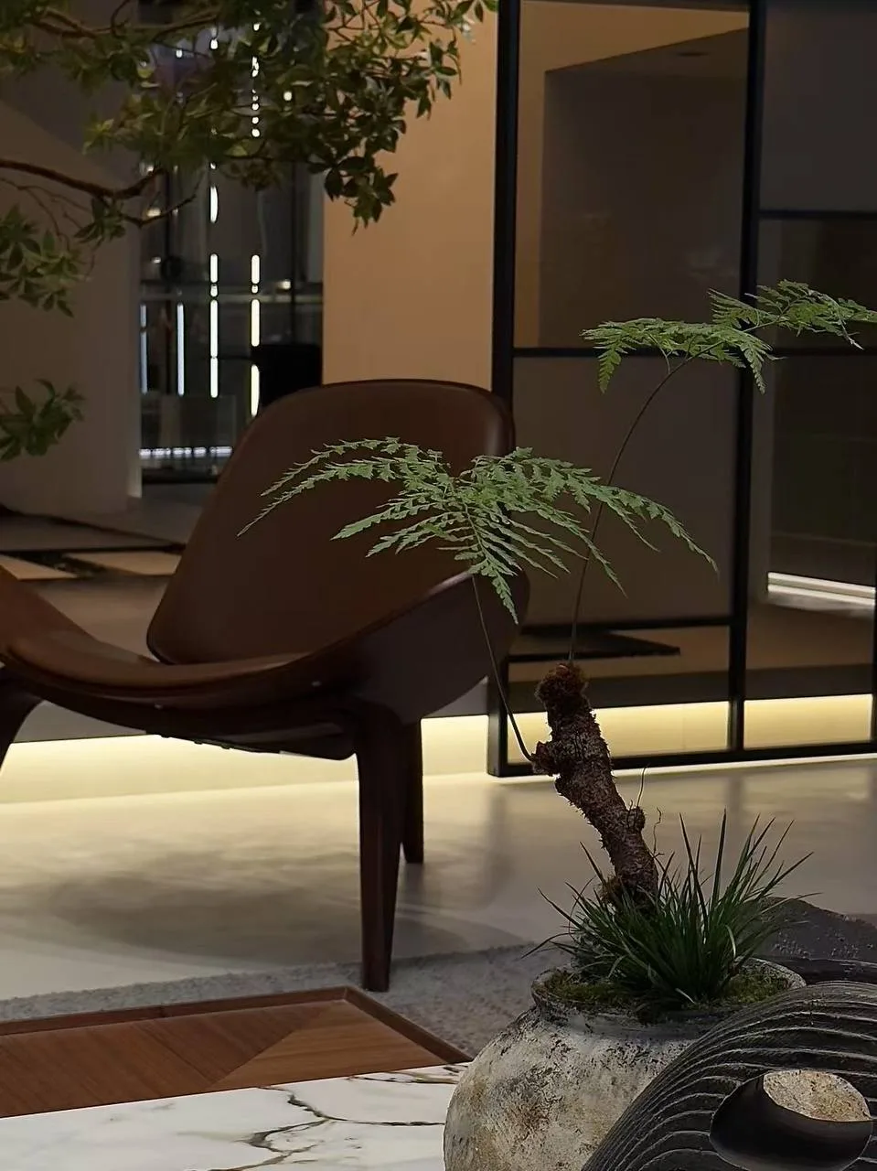 Lounge corner with sculptural leather chair
